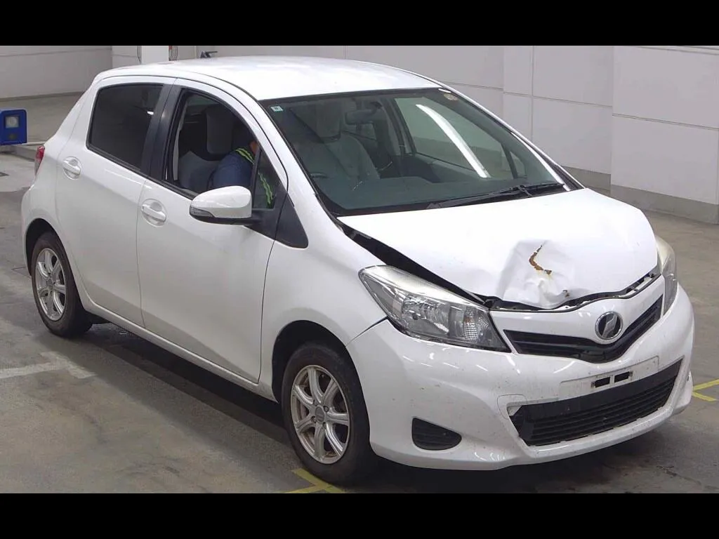TOYOTA VITZ 5D 4WD
