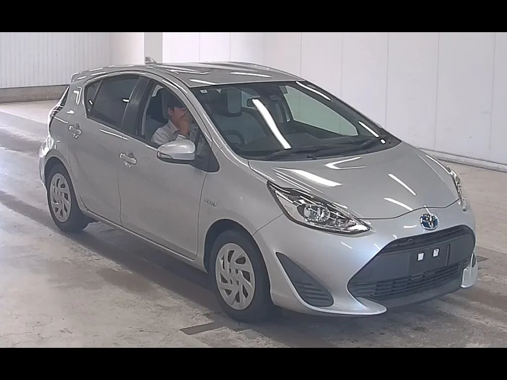 TOYOTA AQUA L