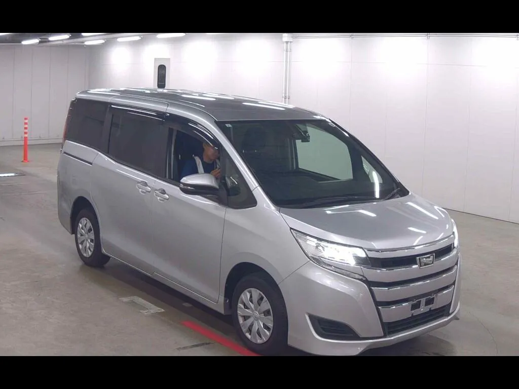 TOYOTA NOAH 4WD X