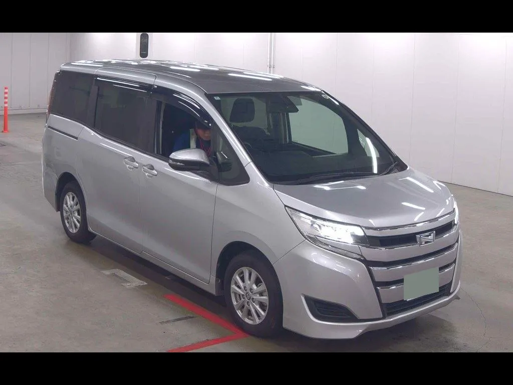 TOYOTA NOAH HYBRID X