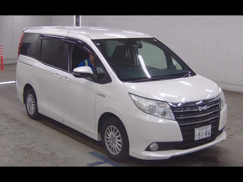 TOYOTA NOAH HYBRID X