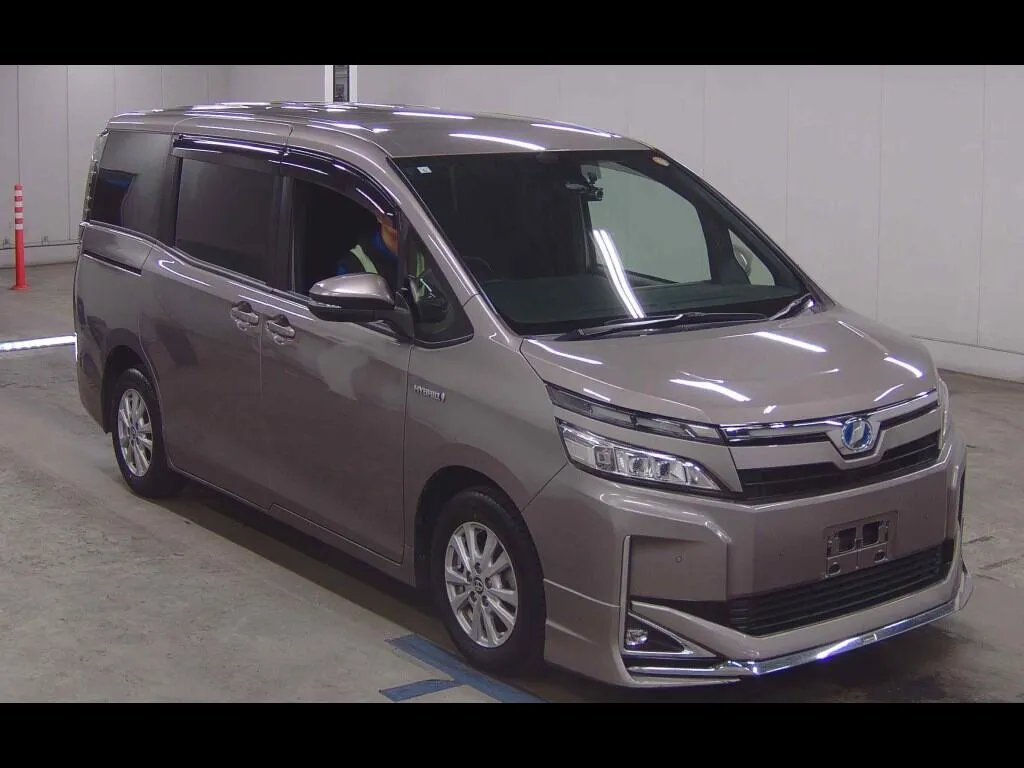 TOYOTA VOXY HYBRID V