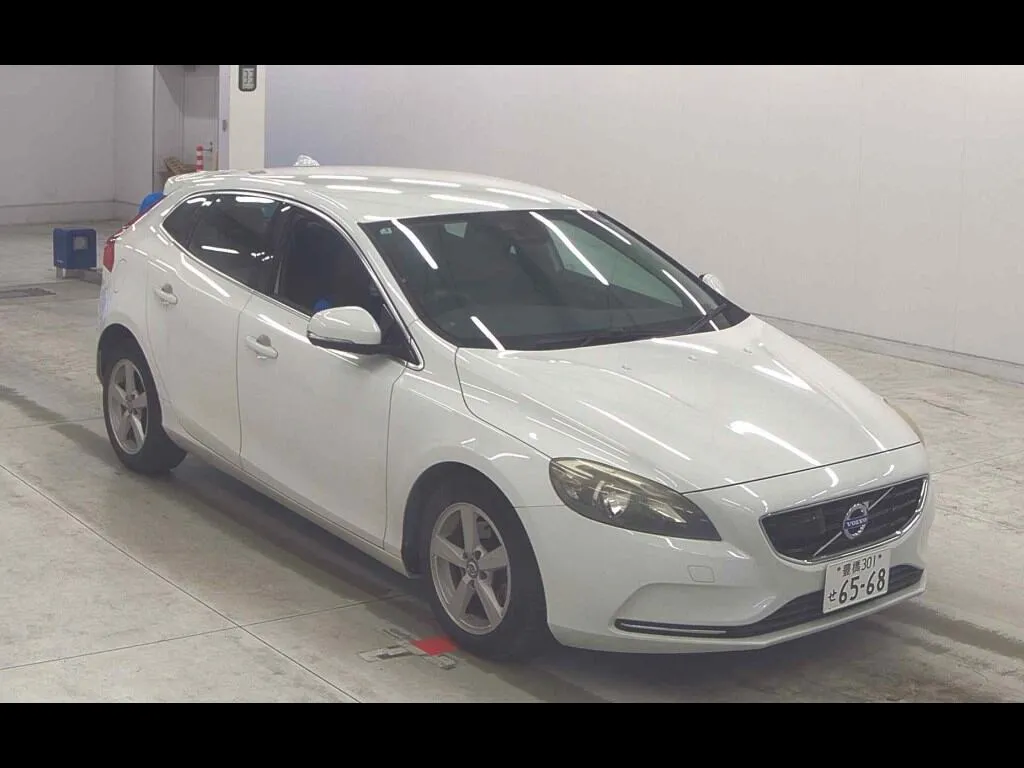 VOLVO V40 T4