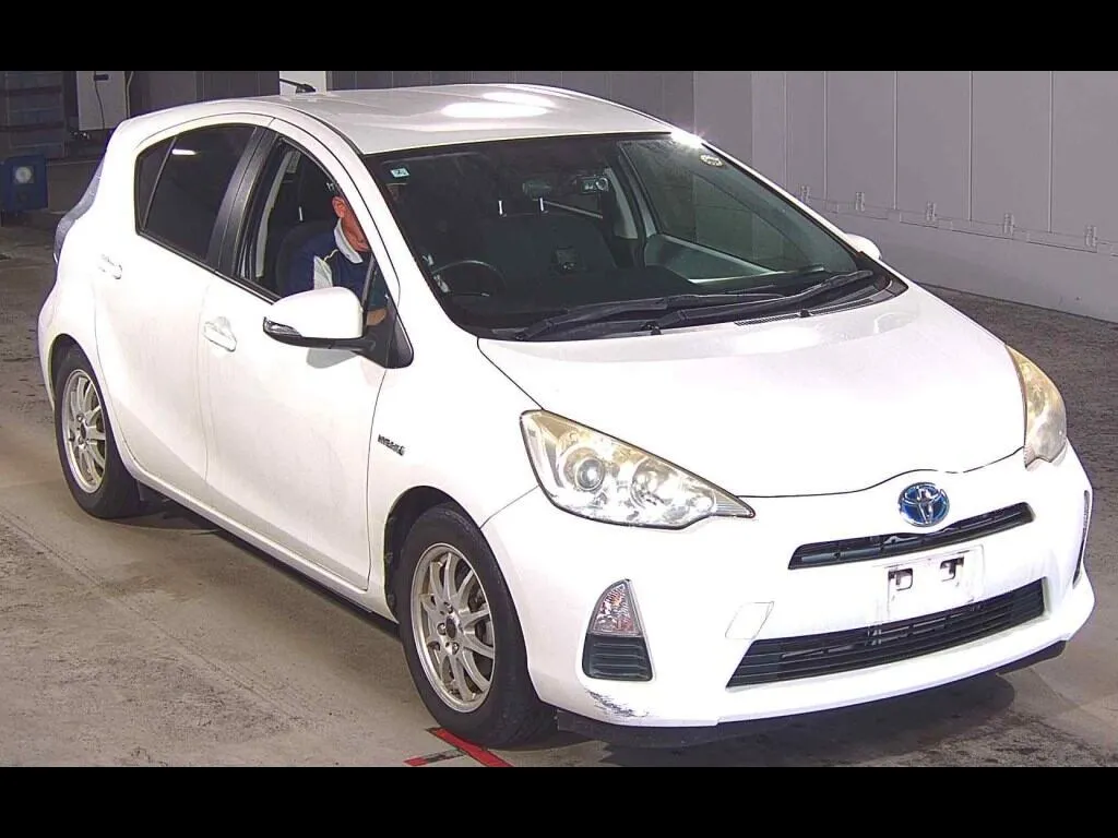 TOYOTA AQUA S