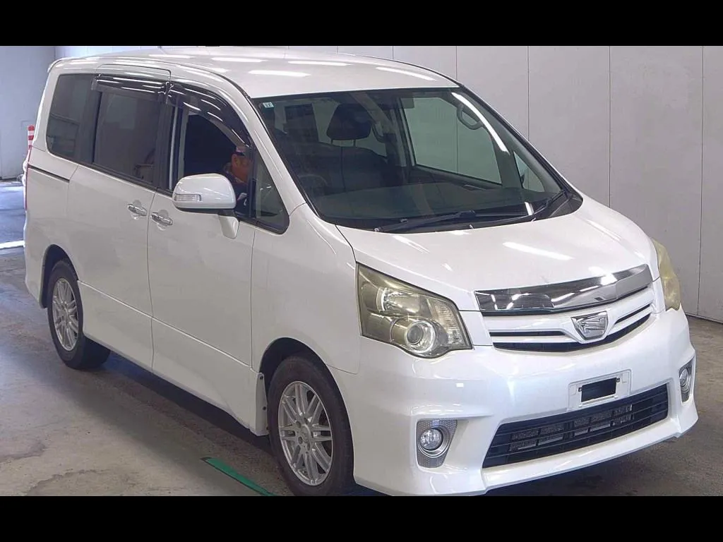 TOYOTA NOAH 4WD SI