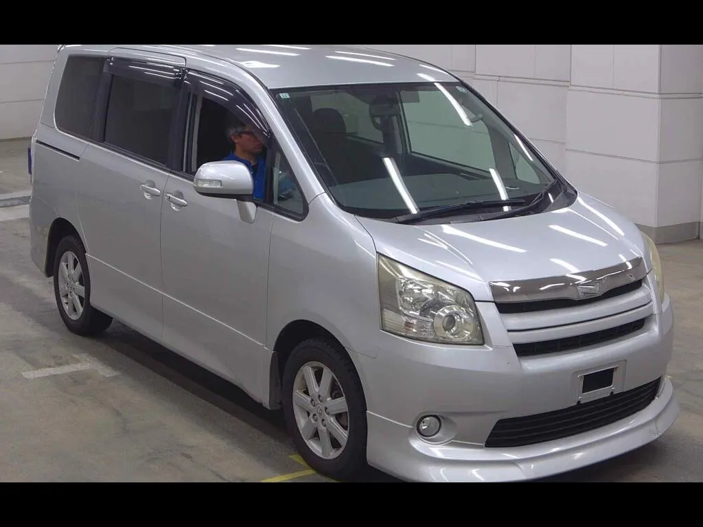 TOYOTA NOAH 4WD SI