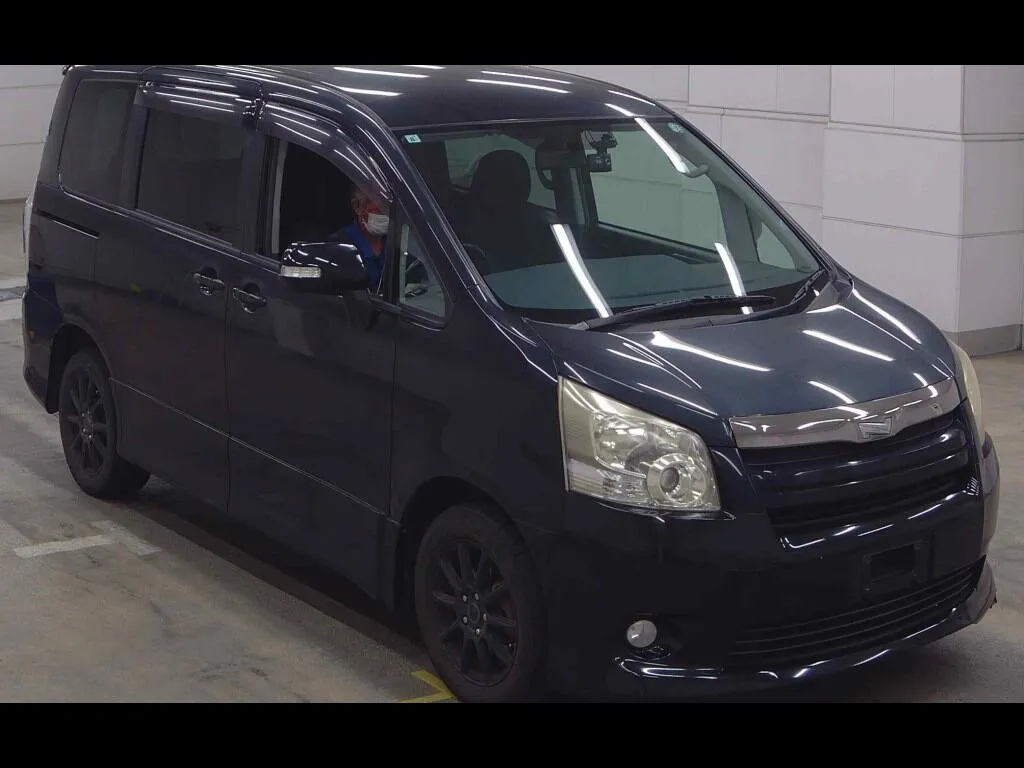TOYOTA NOAH 4WD SI