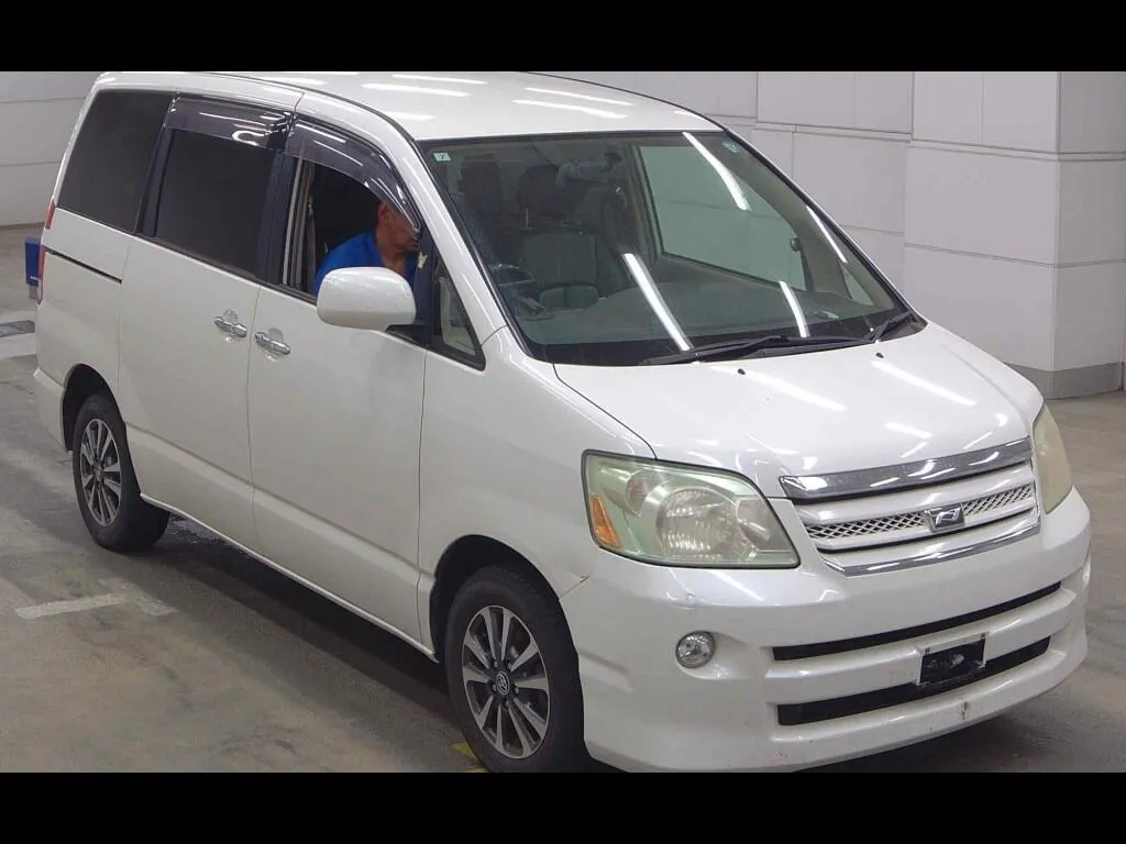TOYOTA NOAH 4WD