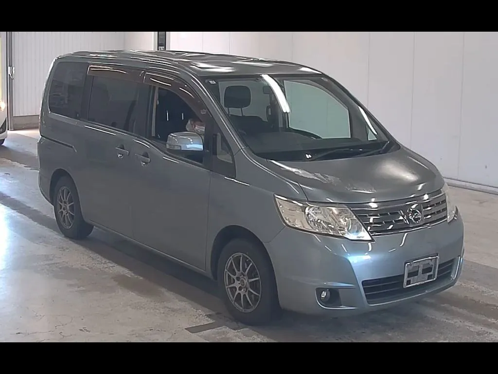 NISSAN SERENA 5D