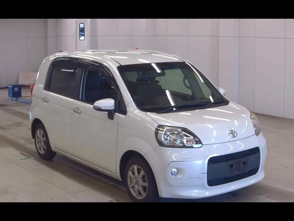 TOYOTA PORTE 4D X