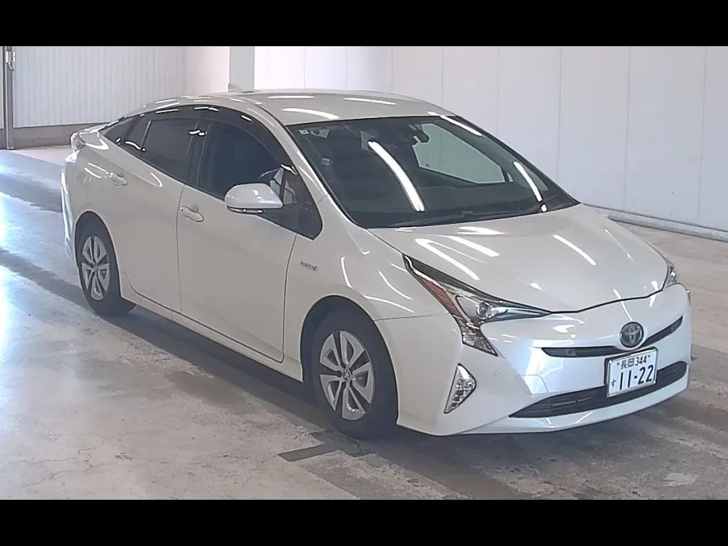 TOYOTA PRIUS 5D 4WD S SAFETY PLUS