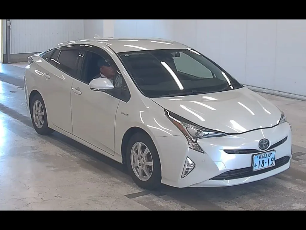 TOYOTA PRIUS 5D 4WD S SAFETY PLUS