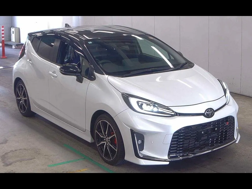 TOYOTA AQUA GR SPORT