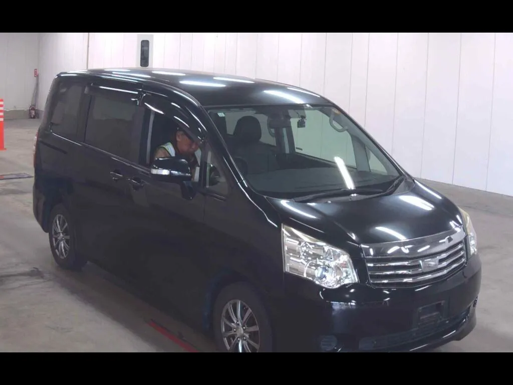 TOYOTA NOAH X SPECIAL EDITION