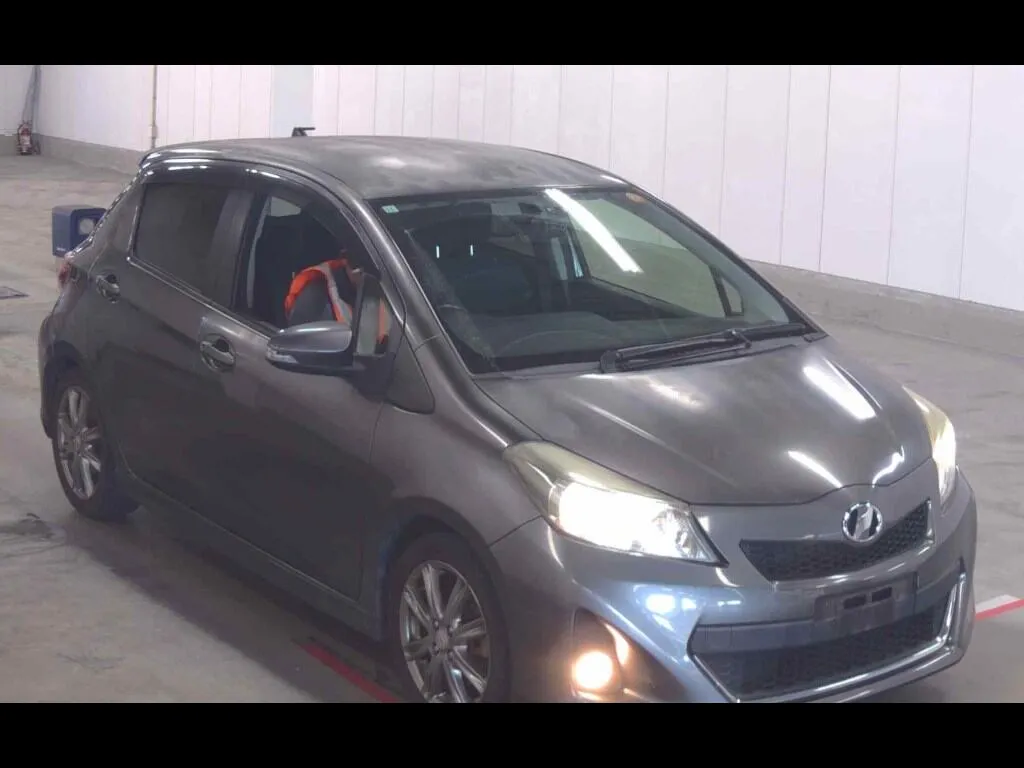 TOYOTA VITZ 5D RS