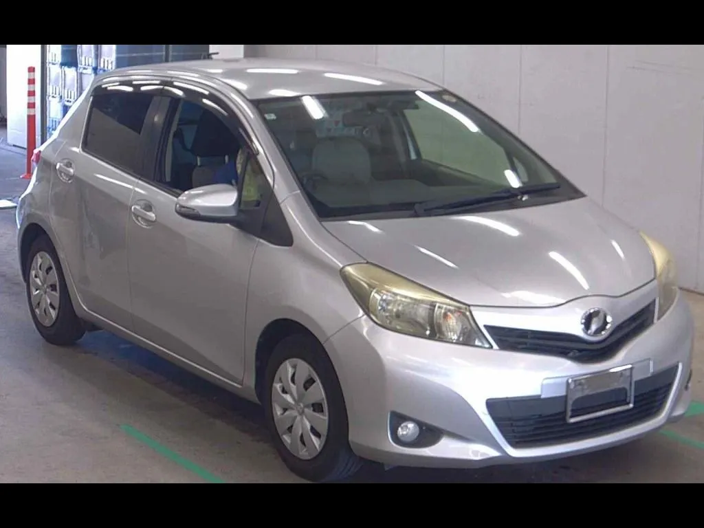 TOYOTA VITZ 5D F