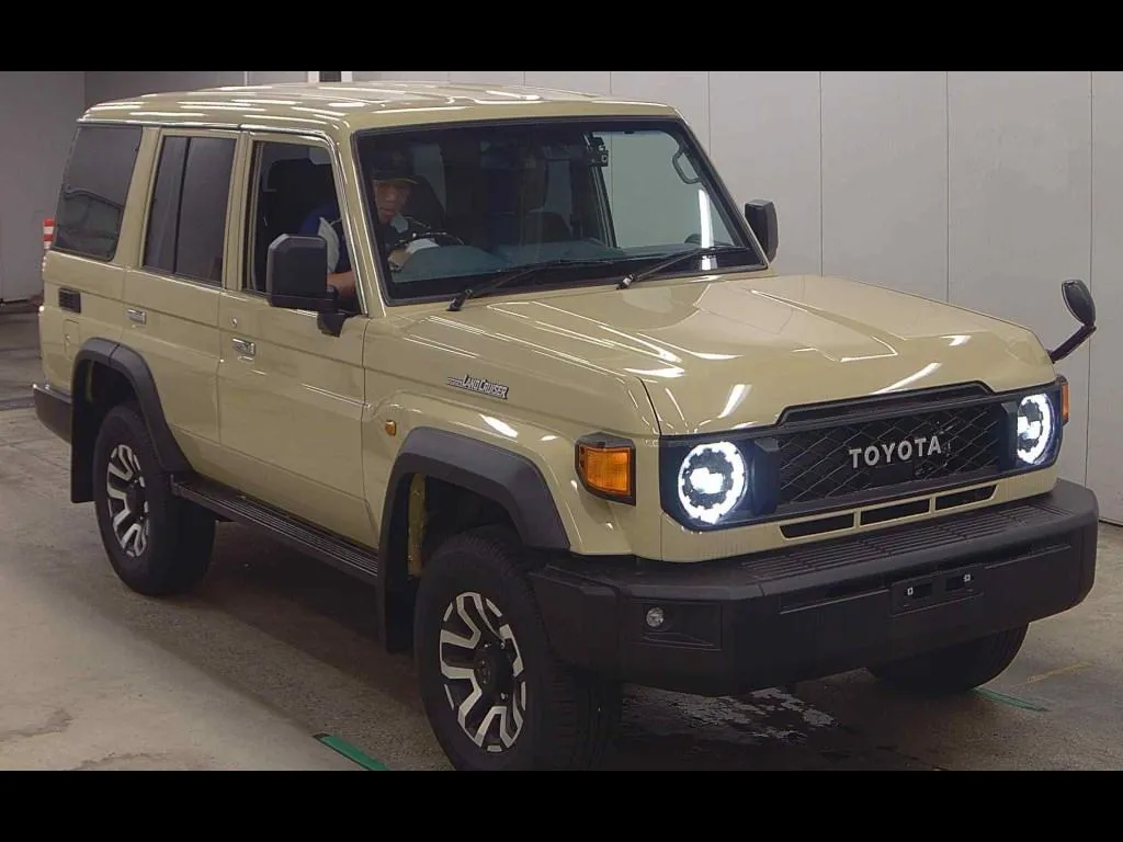 TOYOTA LAND CRUISER 70 5D 4WD AX