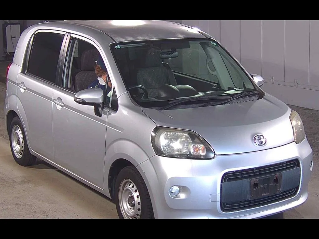 TOYOTA PORTE 4D V