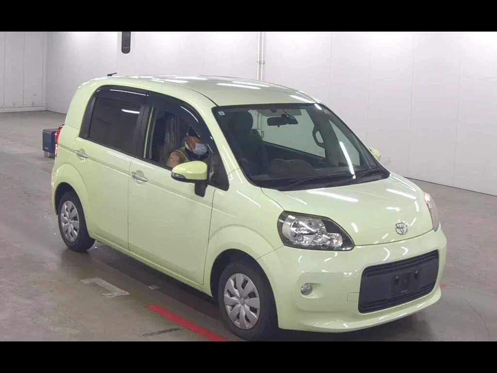 TOYOTA PORTE 4D X