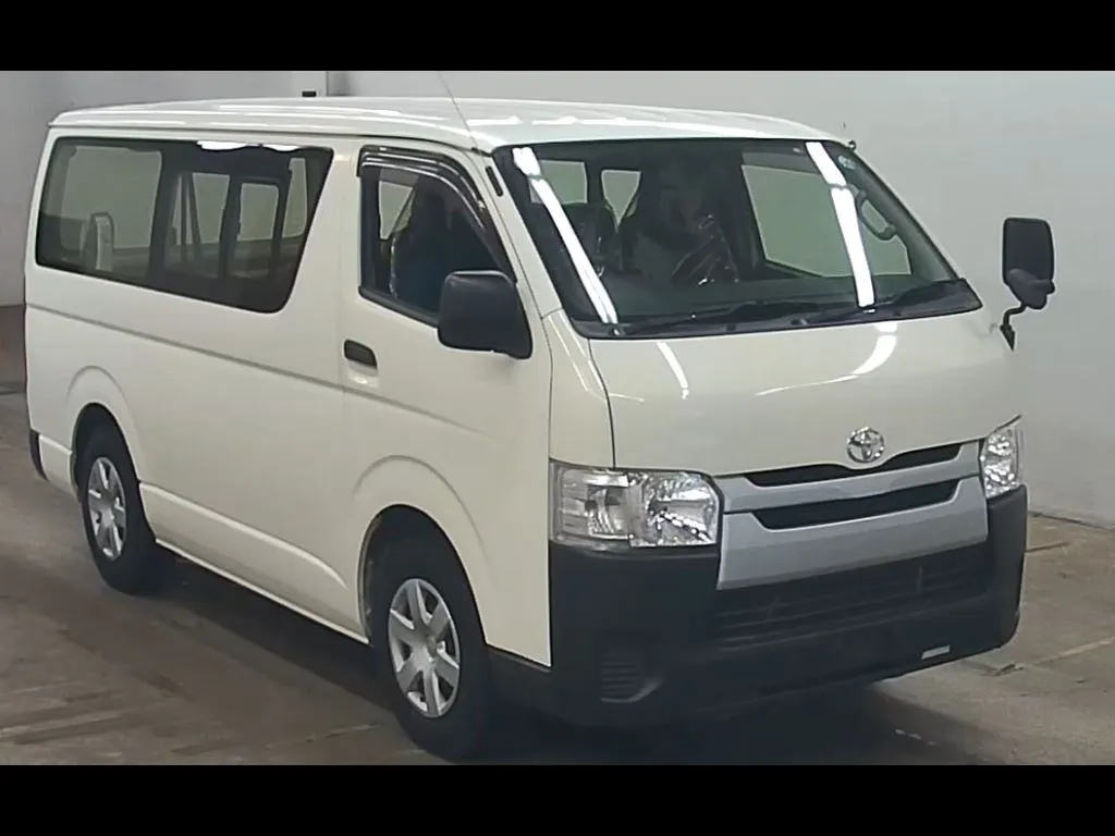 TOYOTA HIACE VAN 4D