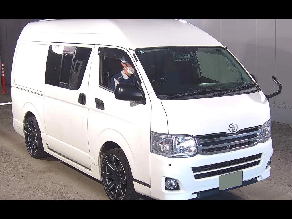 TOYOTA HIACE VAN 4D