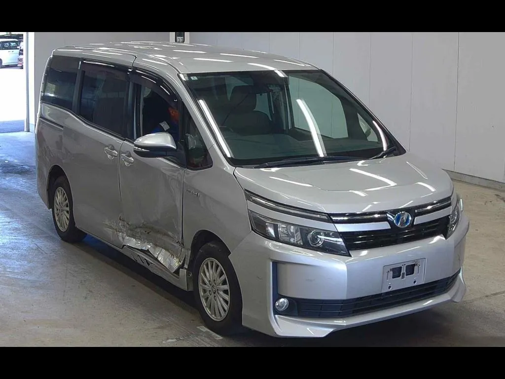 TOYOTA VOXY HYBRID V
