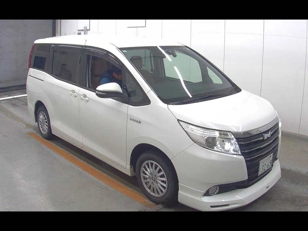 TOYOTA NOAH HYBRID G