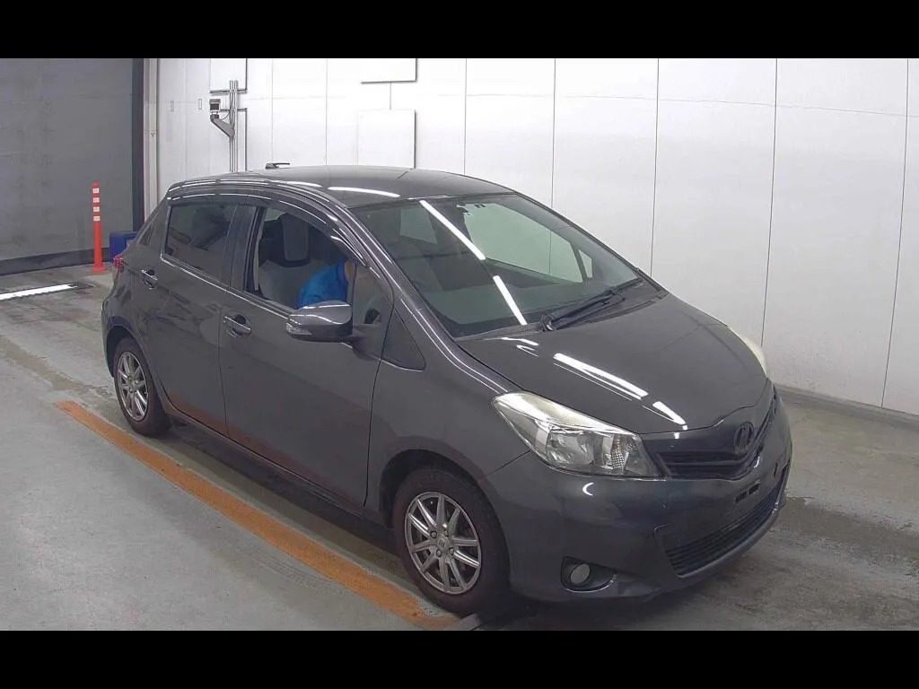 TOYOTA VITZ 5D F