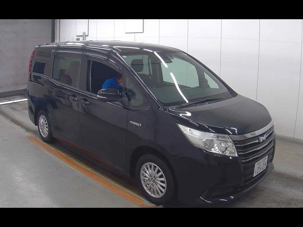 TOYOTA NOAH HYBRID X DELIGHT PLUS