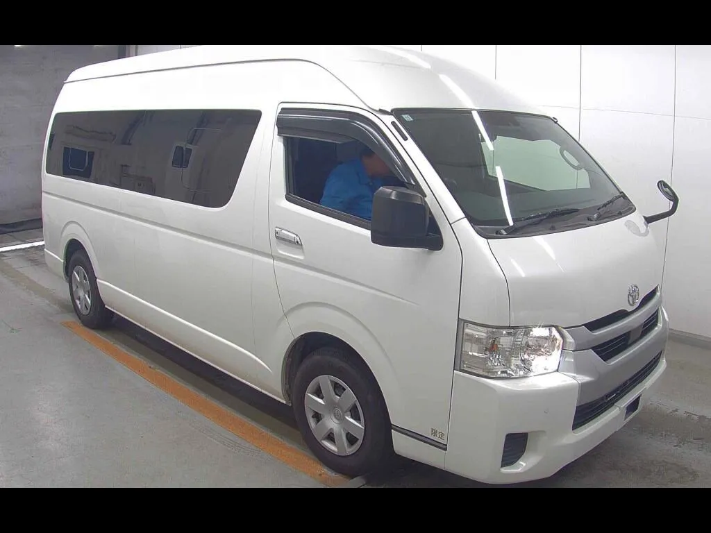 TOYOTA HIACE COMMUTER 4D
