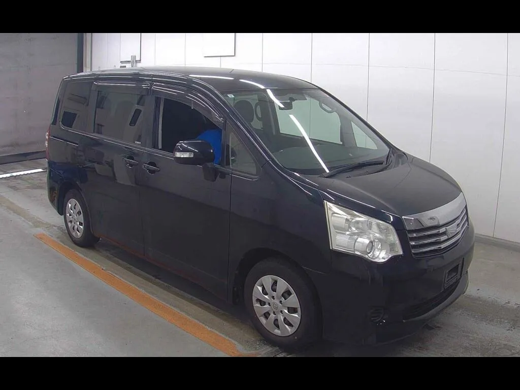 TOYOTA NOAH X SPECIAL EDITION