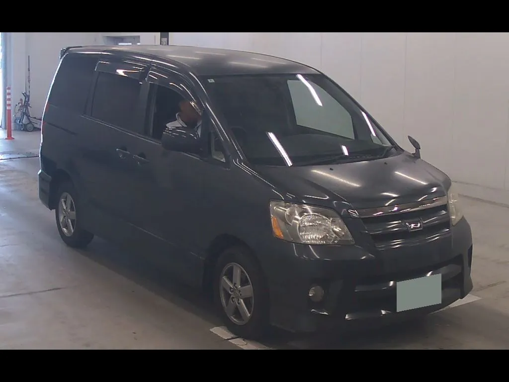 TOYOTA NOAH 4WD S