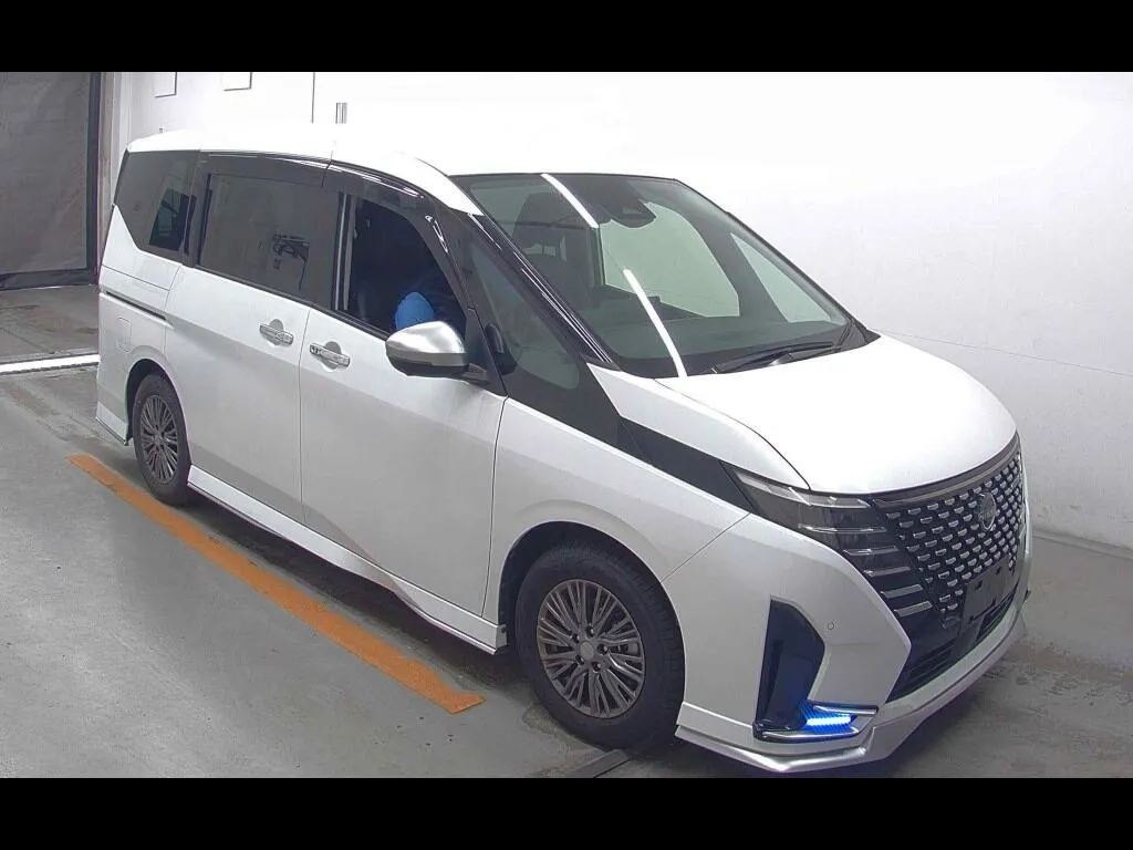NISSAN SERENA 5D AUTECH