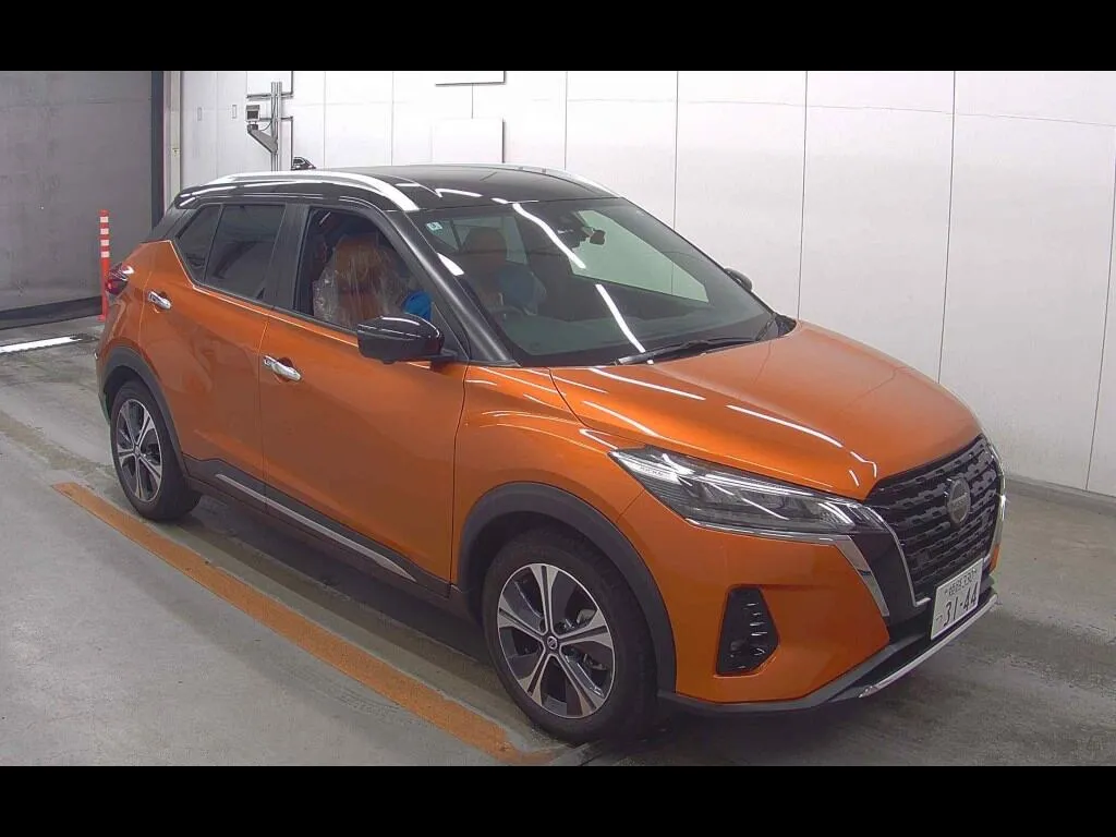 NISSAN KICKS 5D X TWO TONE INTERIOR EDITION