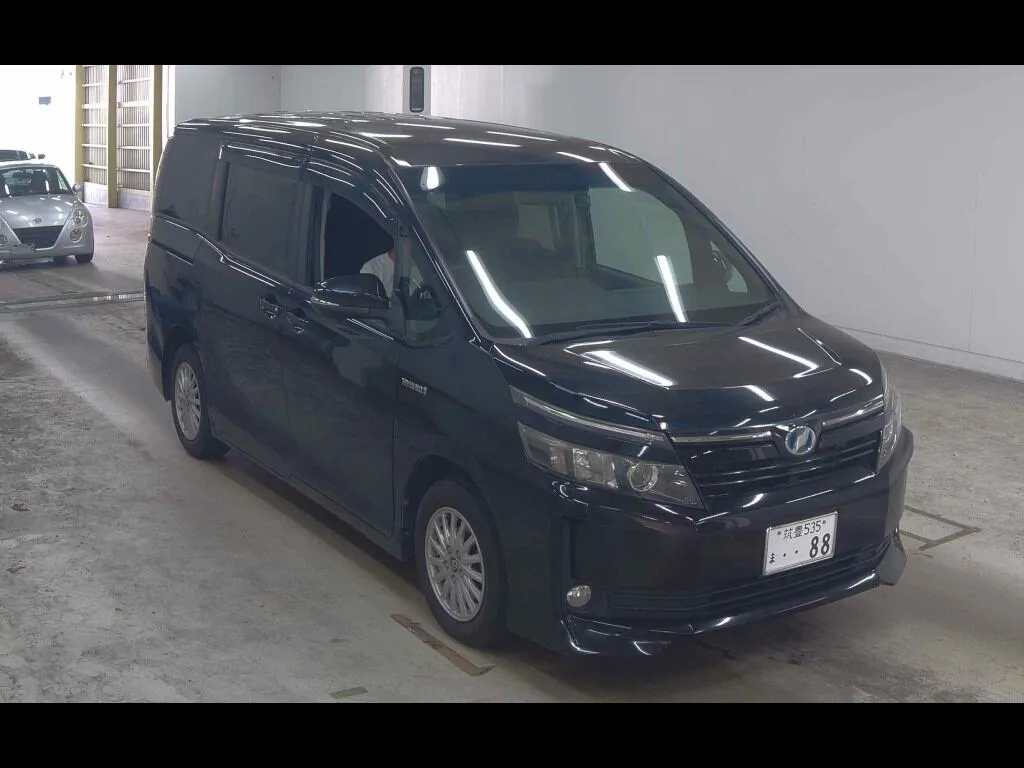 TOYOTA VOXY HYBRID V