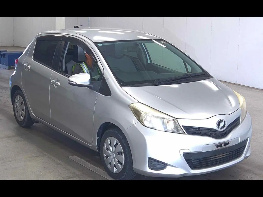 TOYOTA VITZ 5D F
