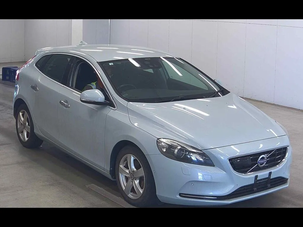 VOLVO V40 T4