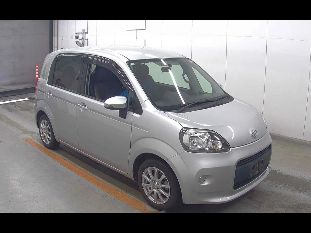 TOYOTA PORTE 4D X