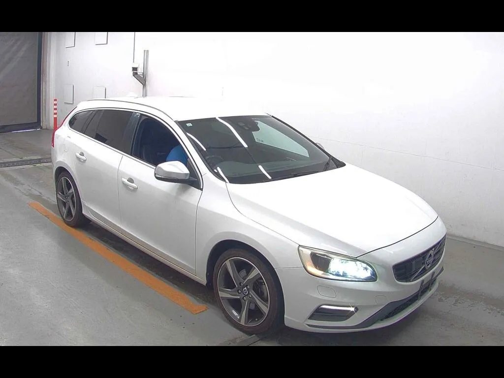 VOLVO V60 T4 R-DESIGN