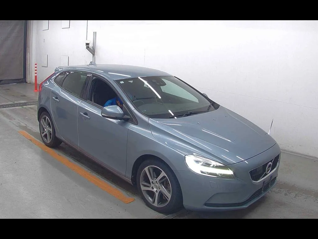 VOLVO V40 D4 MOMENTUM