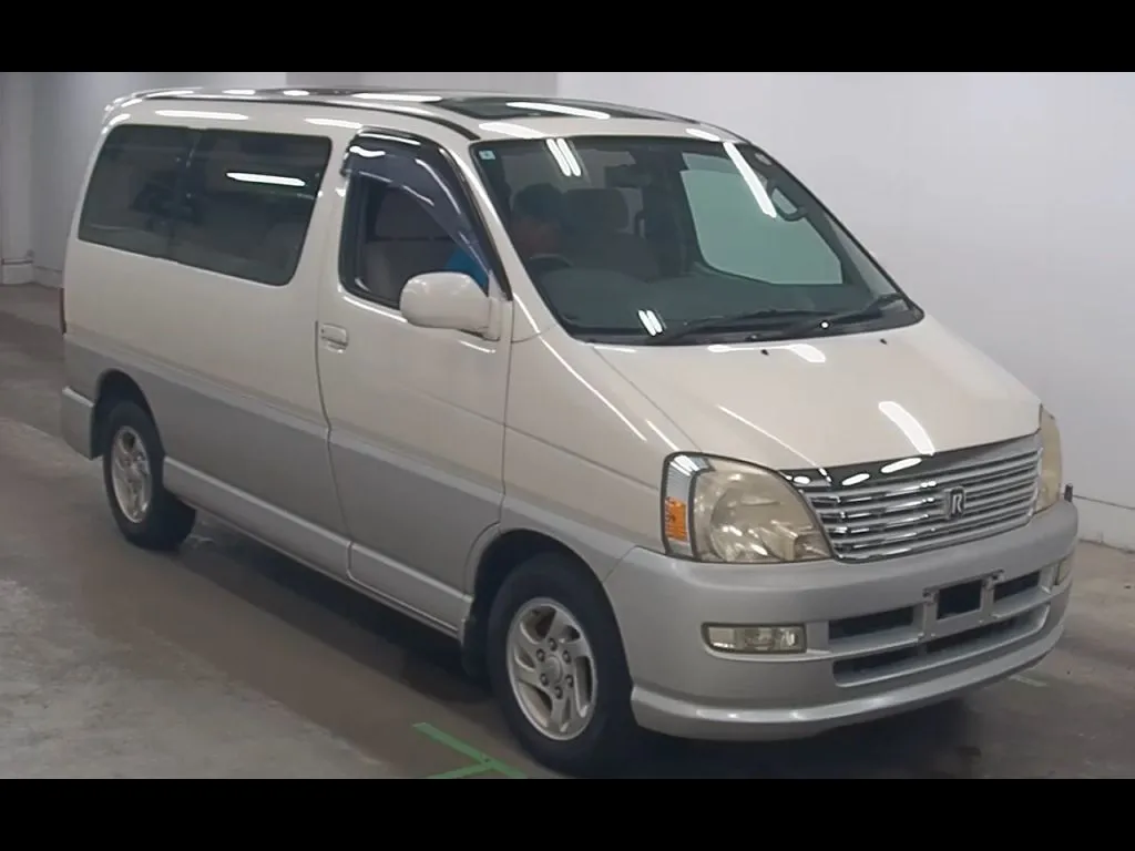 TOYOTA REGIUS 4D V