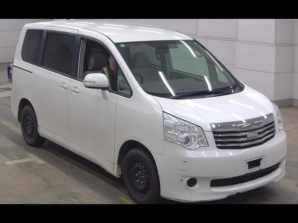 TOYOTA NOAH 4WD