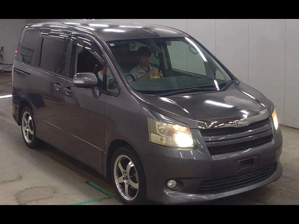 TOYOTA NOAH SI