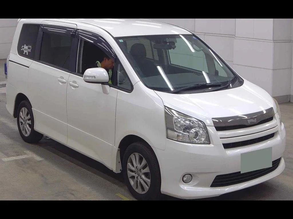 TOYOTA NOAH 4WD S