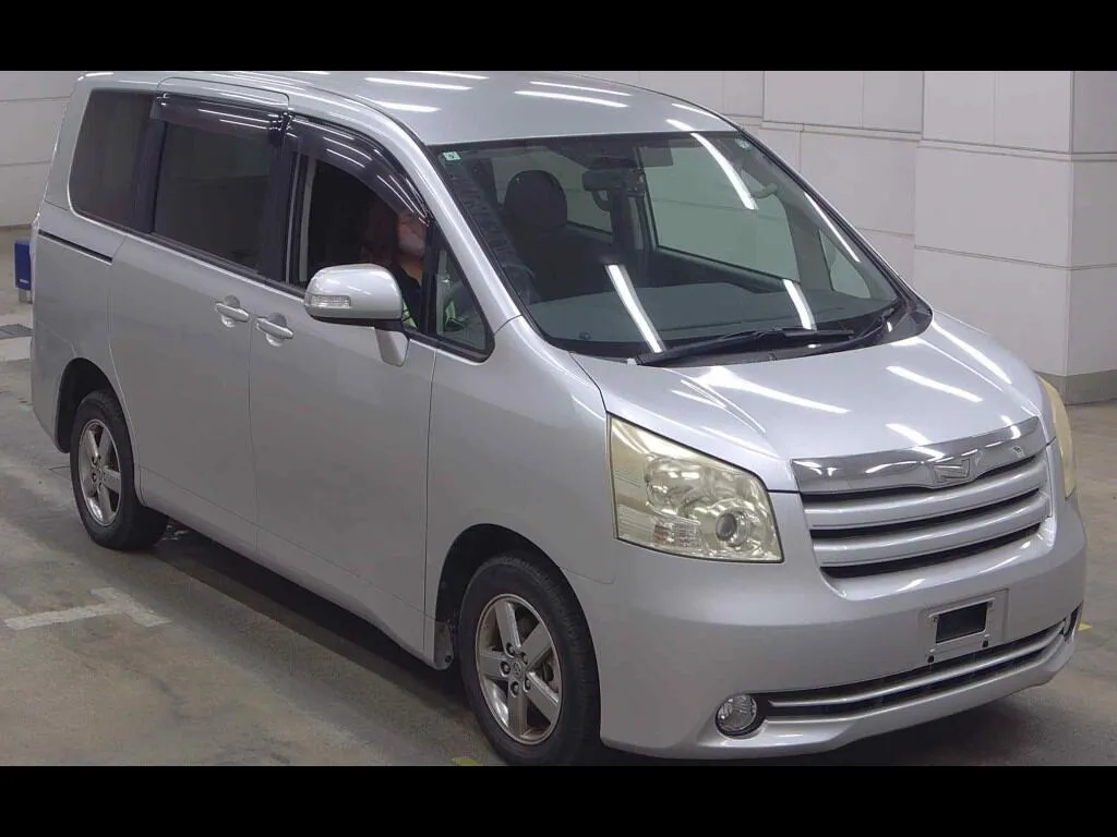 TOYOTA NOAH 4WD X