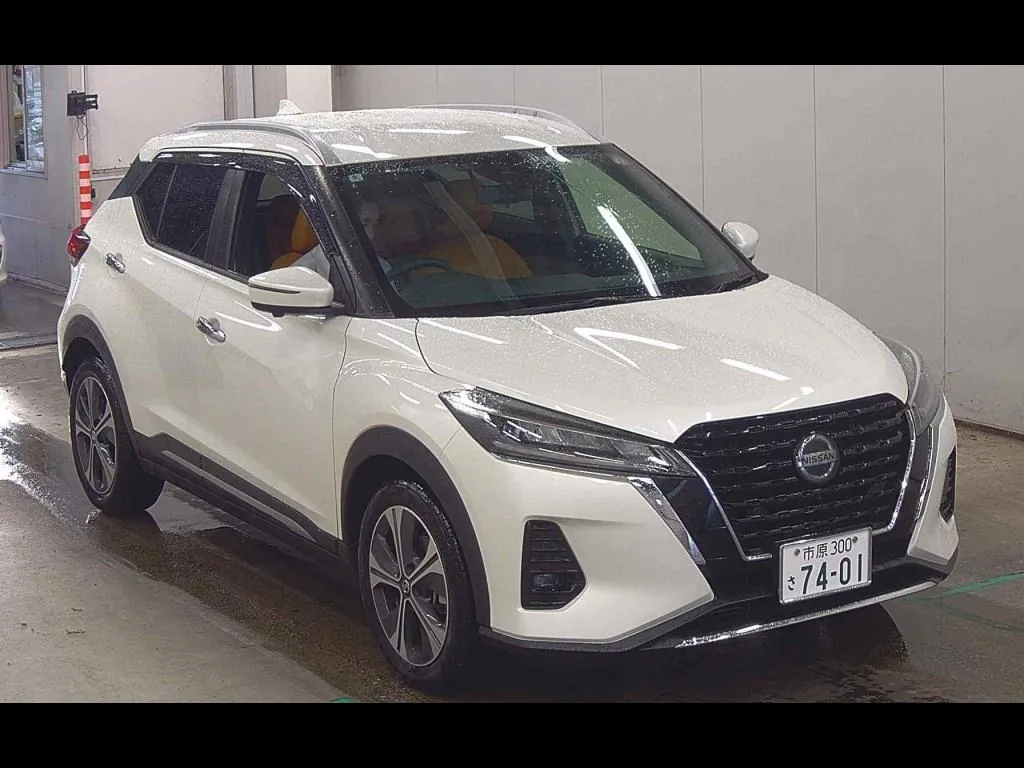 NISSAN KICKS 5D X TWO TONE INTERIOR EDITION