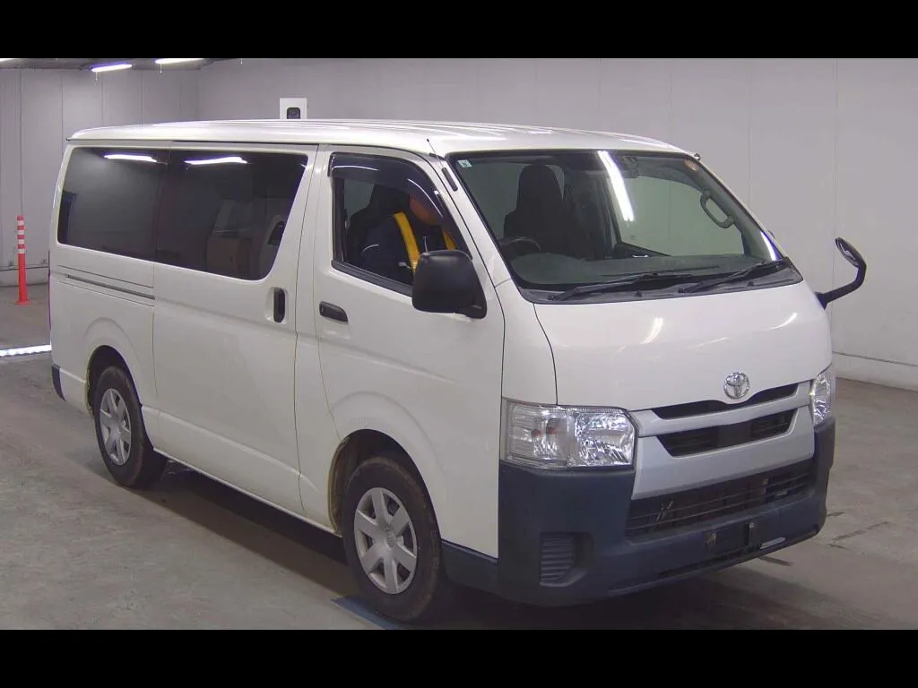 TOYOTA HIACE VAN 5D