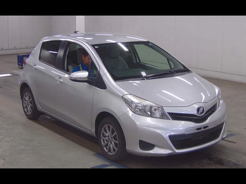 TOYOTA VITZ 5D F