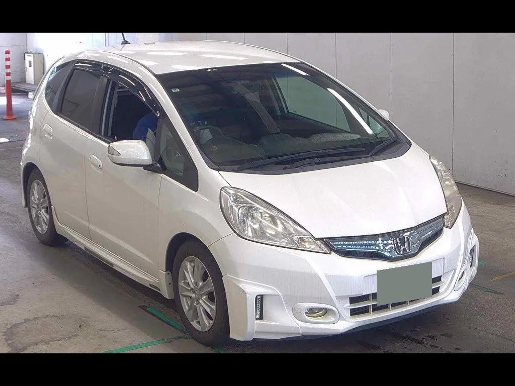 HONDA FIT HYBRID NAVI PREMIUM SELECTION