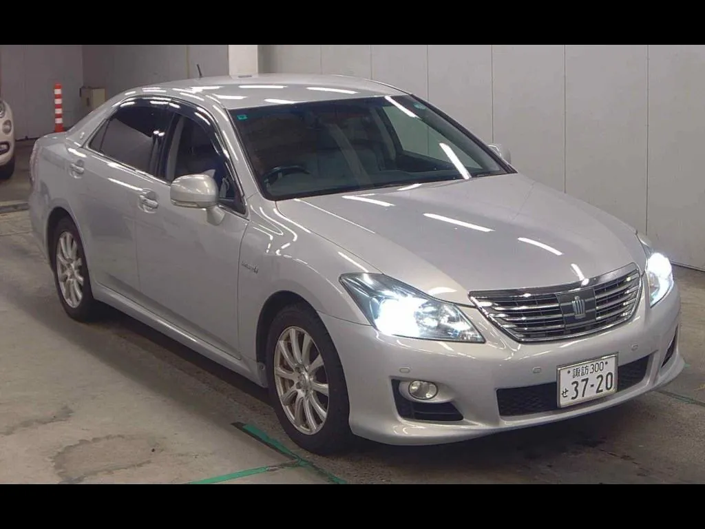 TOYOTA CROWN HYBRID STANDARD PACKAGE